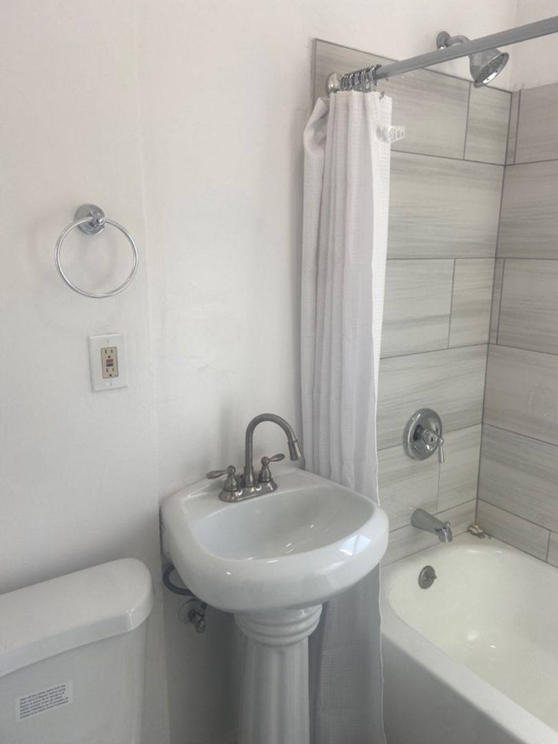 Apartment for rent at Kosoo 07, 1018 W 57th St, Los Angeles, CA 90037