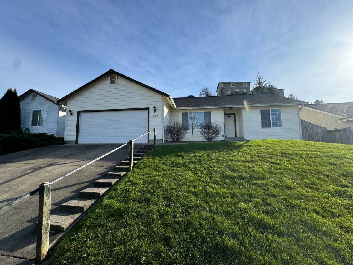 House for rent at 125 Umpqua View Dr, Roseburg, OR 97471