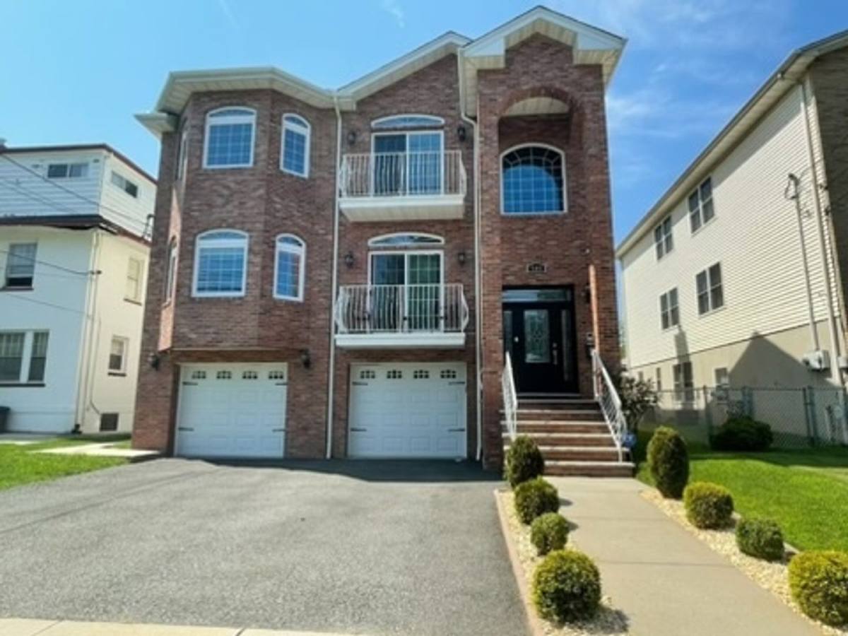 Apartment for rent at 508 2nd Ave, Lyndhurst, NJ 07071