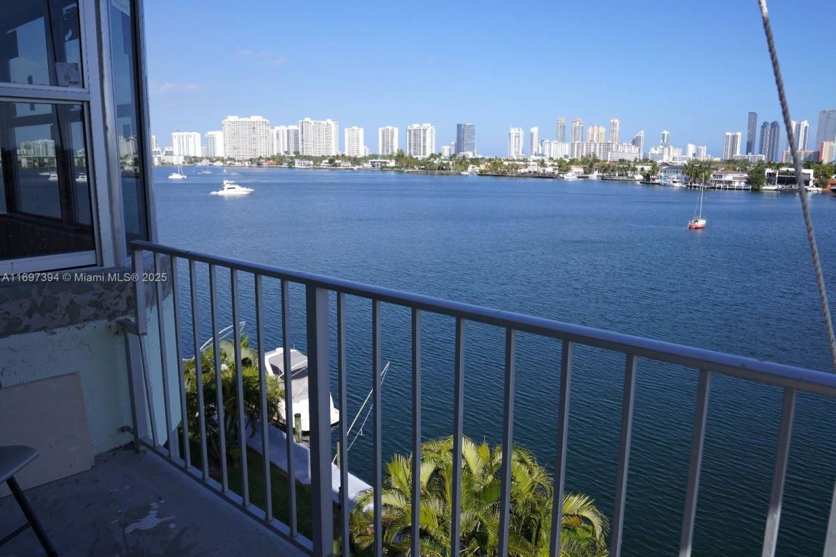 Apartment for rent at 16570 NE 26th Ave #500H, North Miami Beach, FL 33160