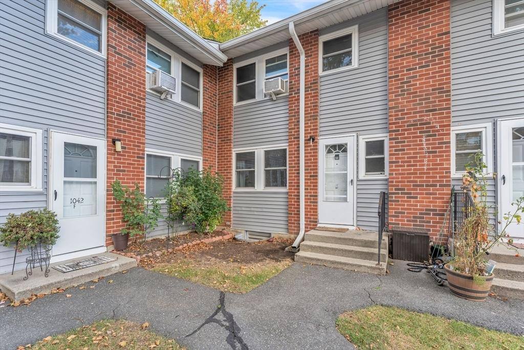 Townhouse for rent at 2 Manor Court #B, Springfield, MA 01118