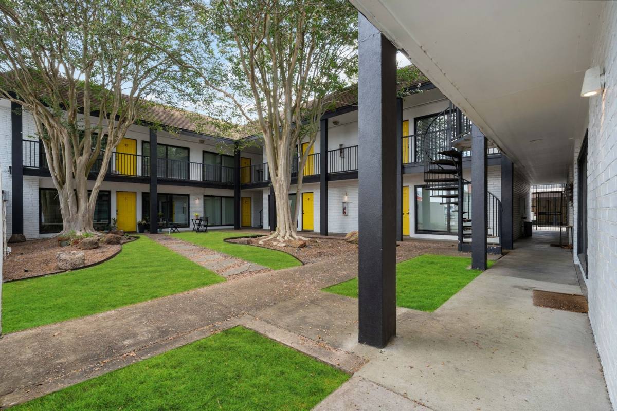 Apartment for rent at 1507 California St, Houston, TX 77006