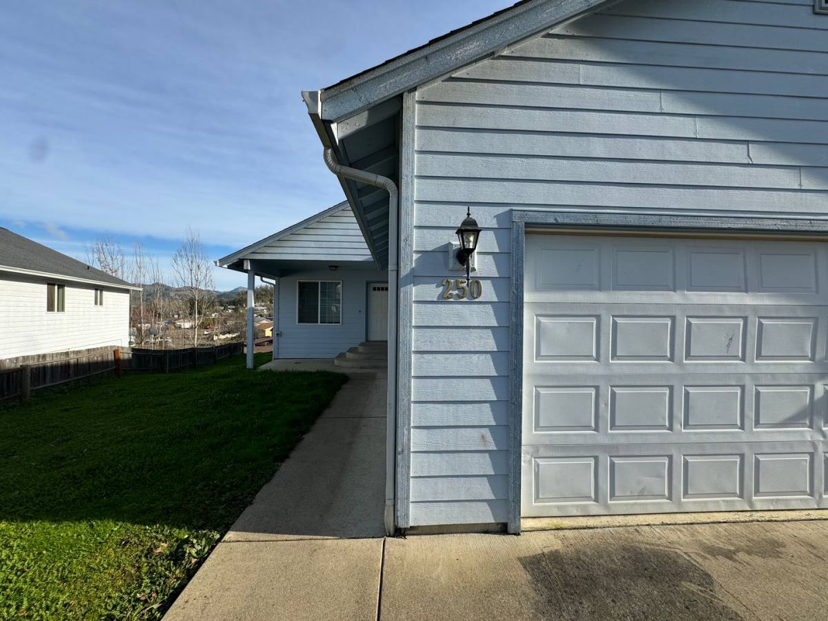 House for rent at 250 Umpqua View Dr, Roseburg, OR 97471