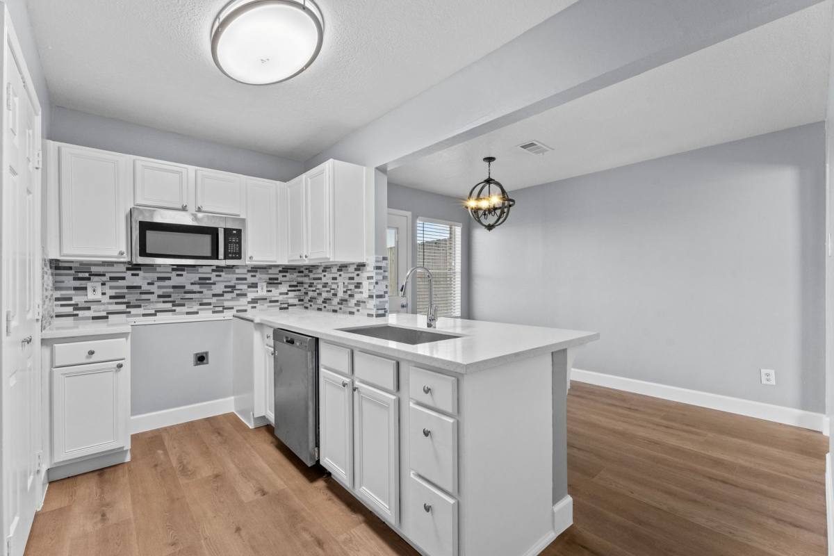 Townhouse for rent at 100 Green Isle Ave, Dickinson, TX 77539