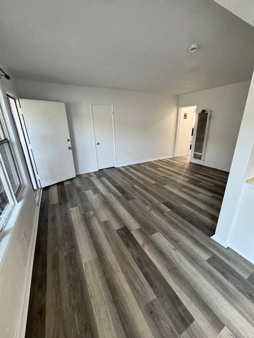 Apartment for rent at 3853-3855 Potomac Ave, Los Angeles, CA 90008