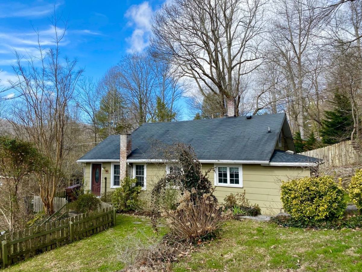 House for rent at 310 Oakdale Dr, Hendersonville, NC 28791