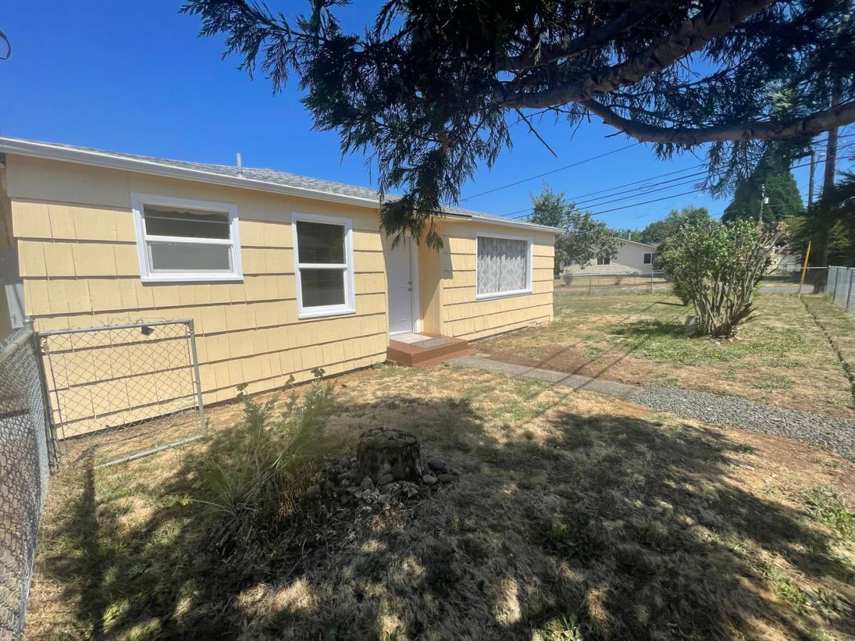 House for rent at 2726 W Langenberg Ave, Roseburg, OR 97471