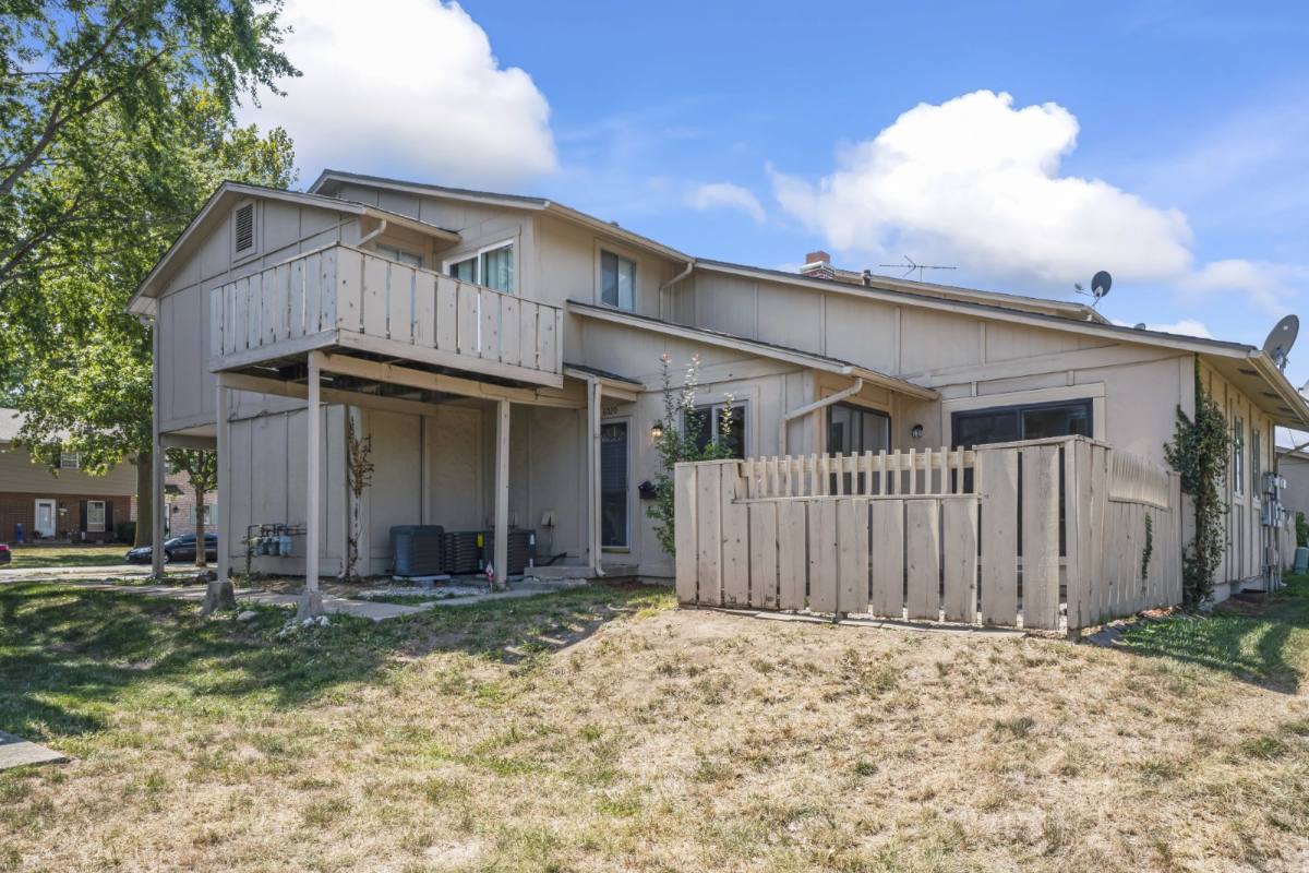 Townhouse for rent at 6020 E 127th St, Grandview, MO 64030