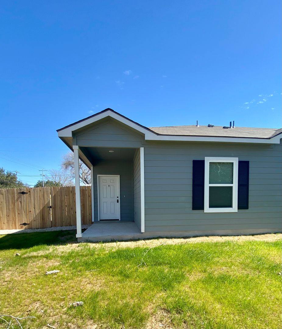 Townhouse for rent at 1227 Jefferson Ave, Seguin, TX 78155