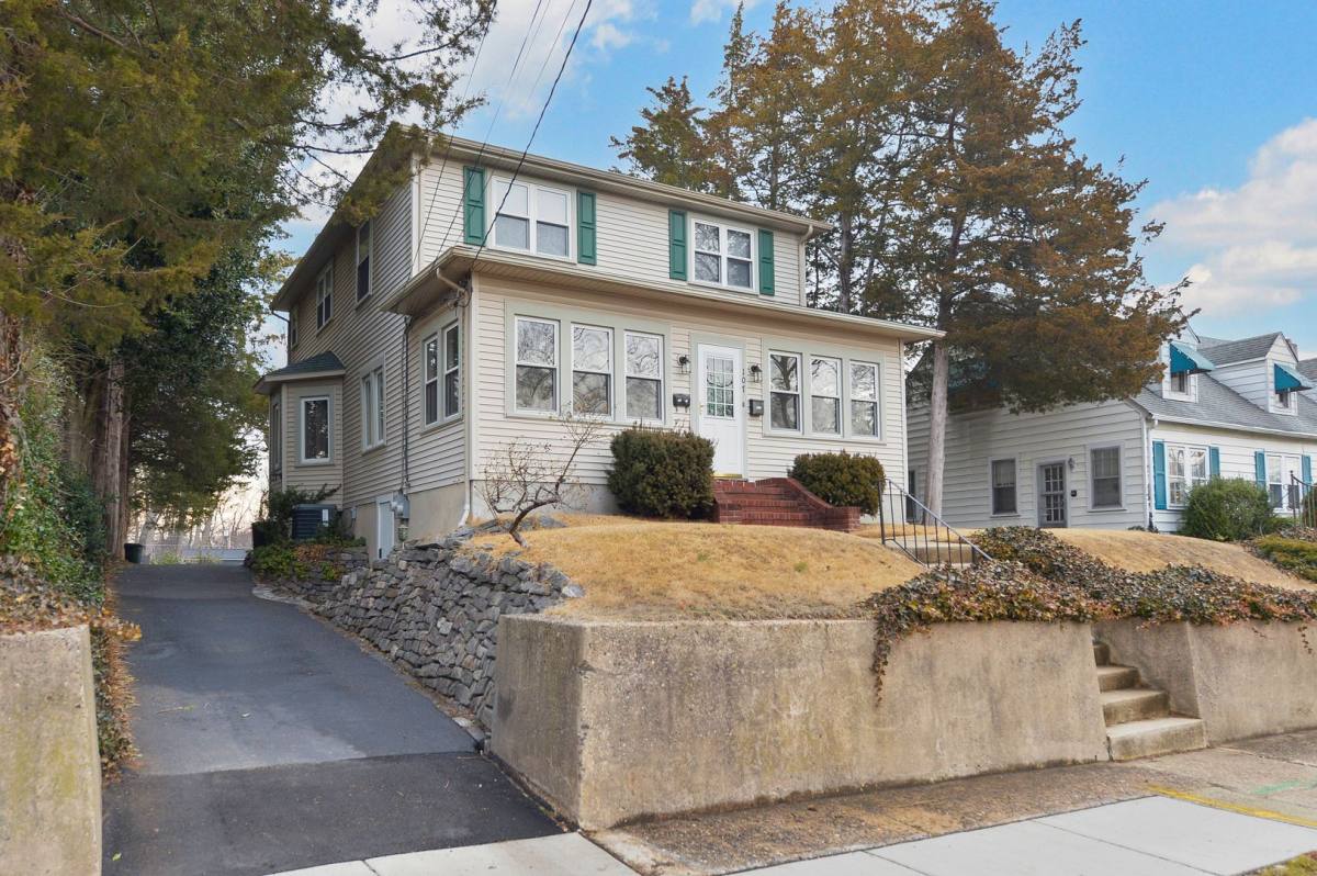 Apartment for rent at 107 E Kings Highway, Mount Ephraim, NJ 08059