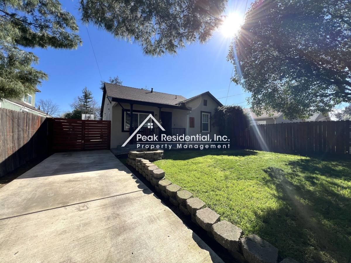 House for rent at 4007 E Nichols Ave, Sacramento, CA 95820