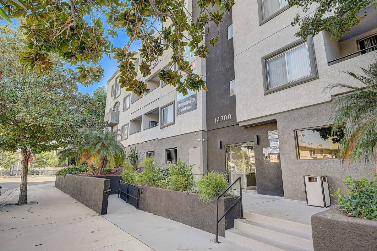 Apartment for rent at 14900 Moorpark St, Sherman Oaks, CA 91403