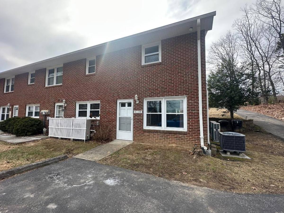 Apartment for rent at 1727 B Mountain Heights, Salem, VA 24153