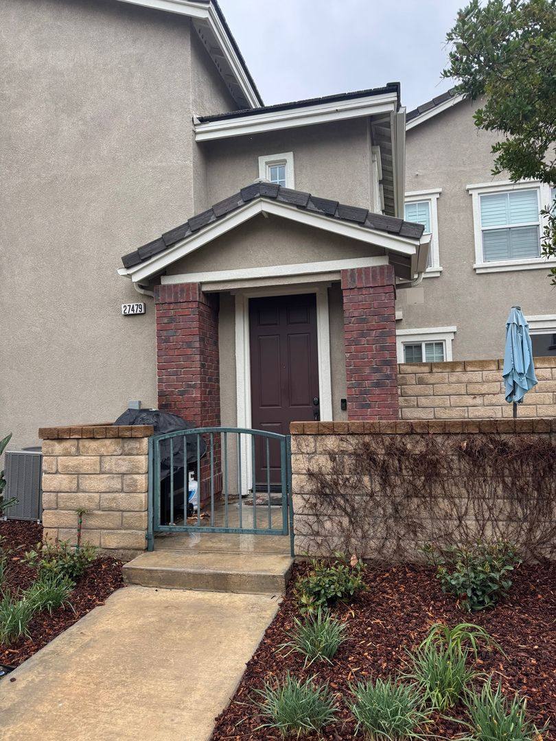 Townhouse for rent at 27479 Coldwater Dr, Valencia, CA 91354
