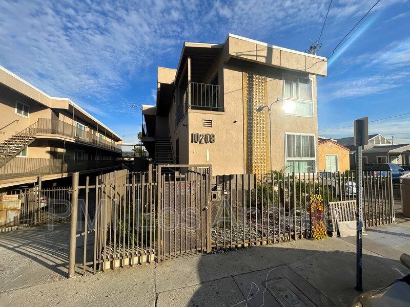 Apartment for rent at 10208 S Inglewood Ave #5, Inglewood, CA 90304