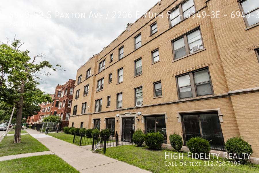 Apartment for rent at 6949-59 S Paxton Ave 2206 E 70th St #3E, Chicago, IL 60649