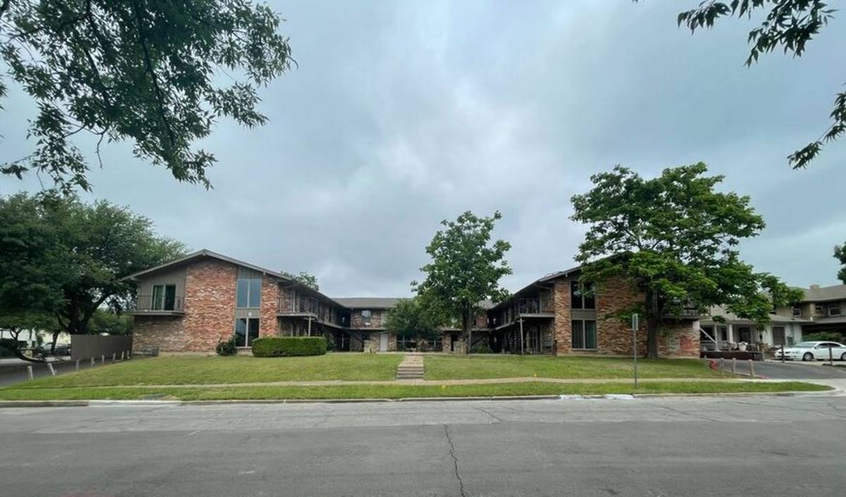 Apartment for rent at 615 Elsbeth St, Dallas, TX 75208
