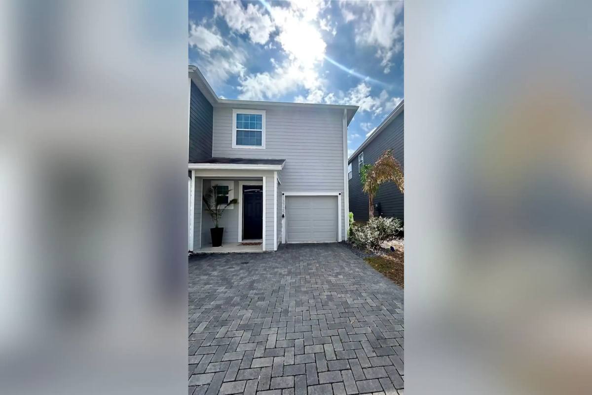 Townhouse for rent at 13725 NW 9th Rd, Newberry, FL 32669