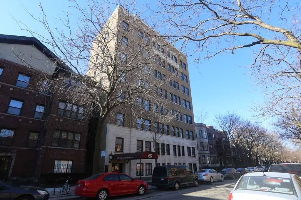 Apartment for rent at 817 W Lakeside Place, Chicago, IL 60640