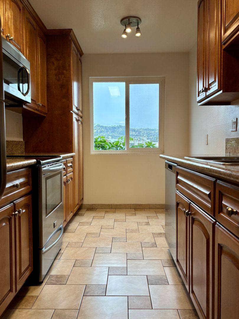 Apartment for rent at 130 S Flores St, Los Angeles, CA 90048