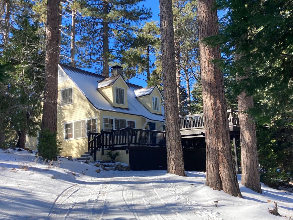 House for rent at 520 Millburn Rd, Lake Arrowhead, CA 92352