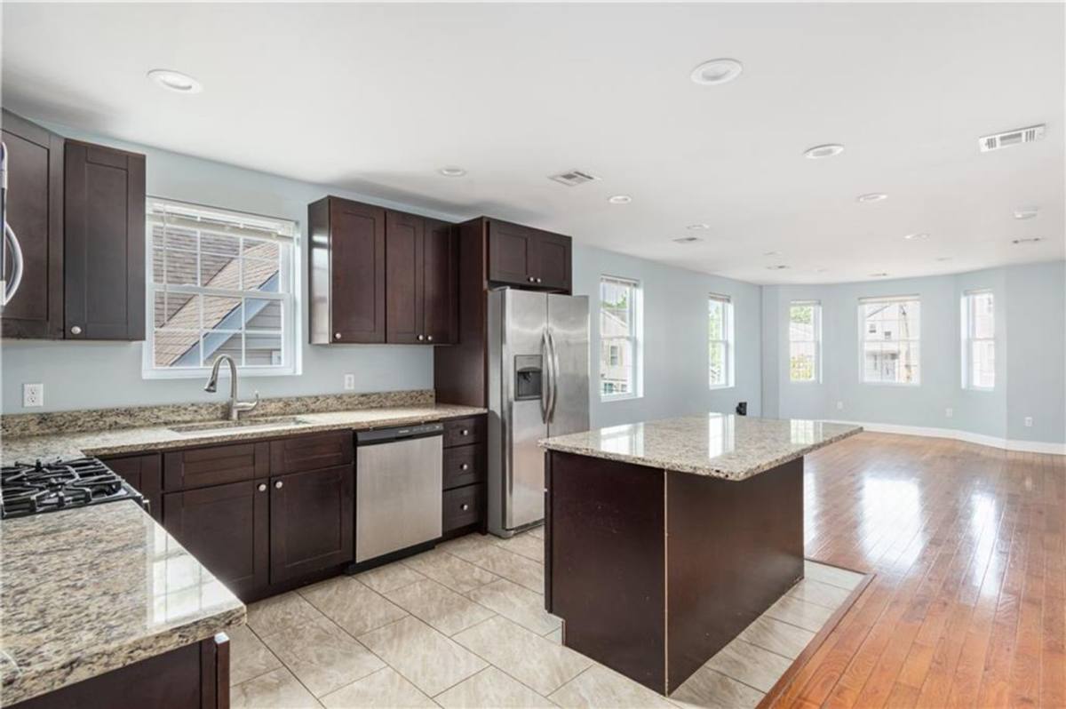 Apartment for rent at 119 Oakland Ave, Providence, RI 02908
