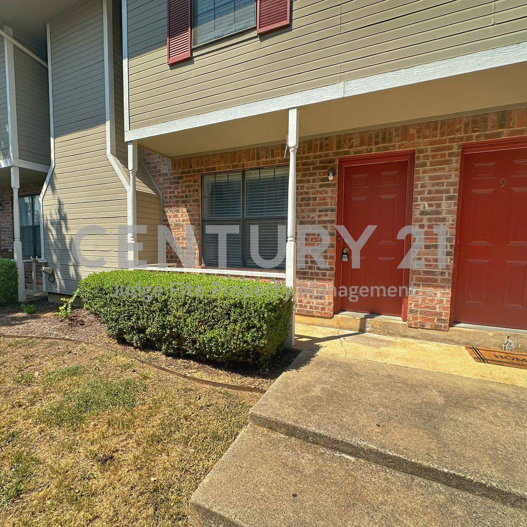 Townhouse for rent at 929 W Hickory St, Denton, TX 76201