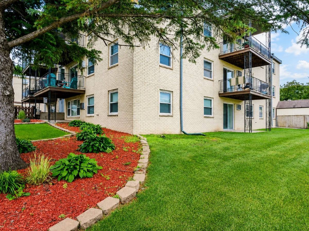 Apartment for rent at Larpenteur, 380 & 400 Larpenteur Ave W, St. Paul, MN 55113