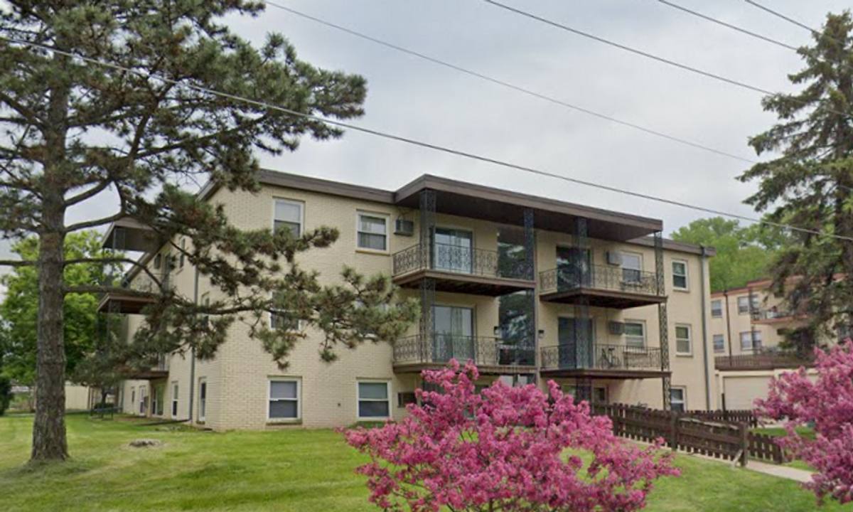 Apartment for rent at 380 & 400 Larpenteur Ave W, Saint Paul, MN 55113