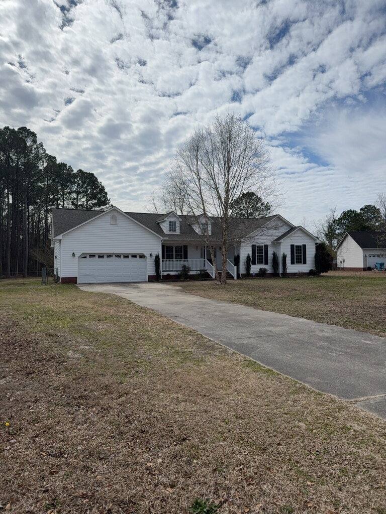 House for rent at 212 English Walnut Dr, Richlands, NC 28574