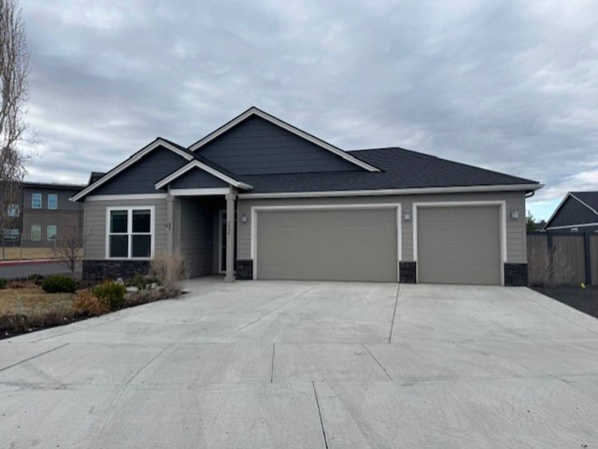 House for rent at 1406 NW Underpass Ave, Redmond, OR 97756