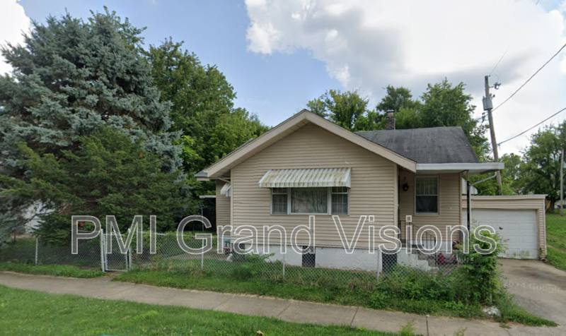 House for rent at 825 E Lincoln Ave, Decatur, IL 62521