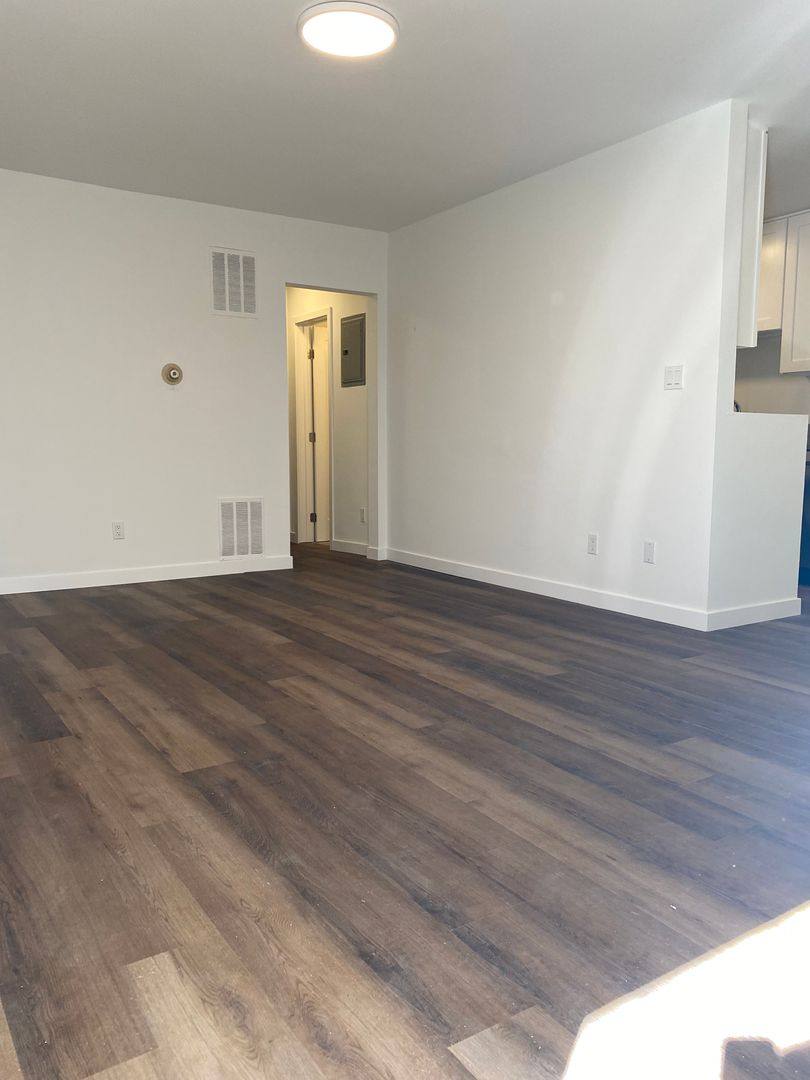 Apartment for rent at 827 10th St, Santa Monica, CA 90403