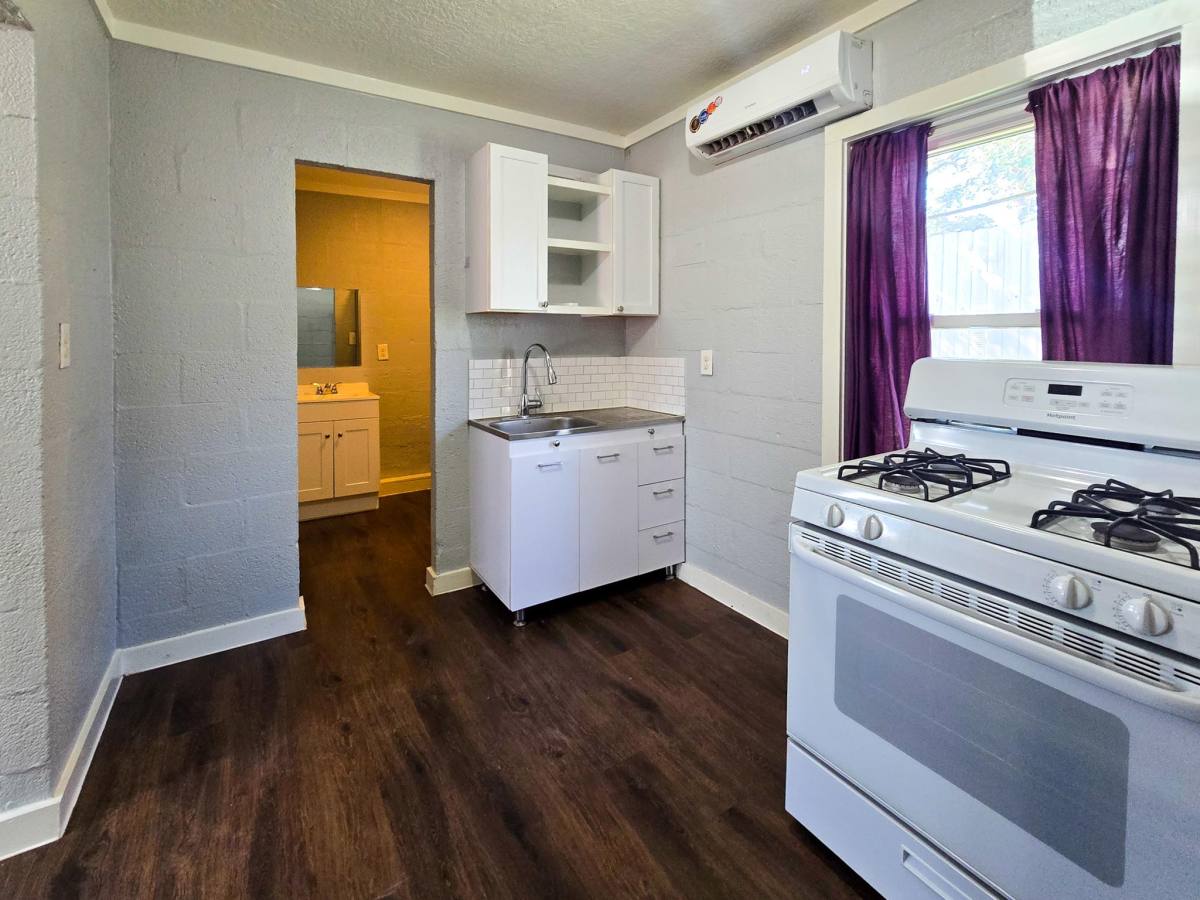 Apartment for rent at 415 N Beauregard St, Alvin, TX 77511