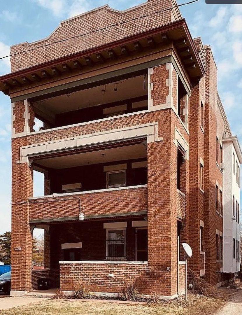 Apartment for rent at 3525 Central St, Kansas City, MO 64111