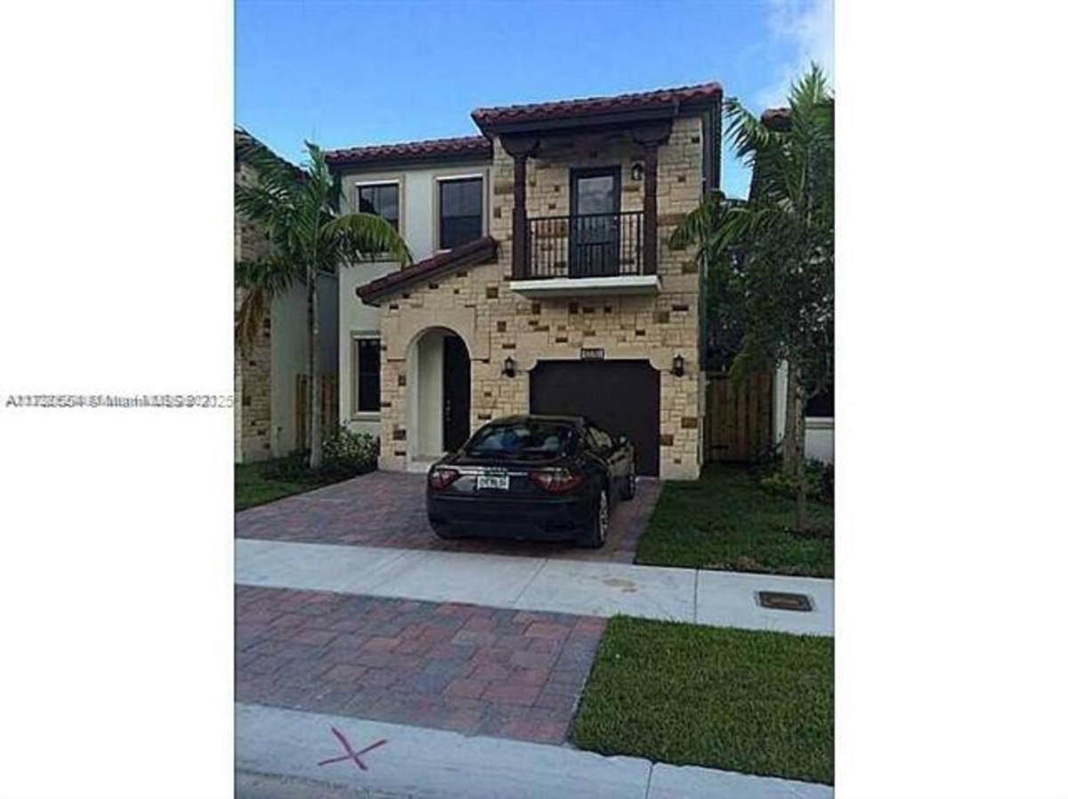 Townhouse for rent at 10281 NW 70th Lane, Miami, FL 33178