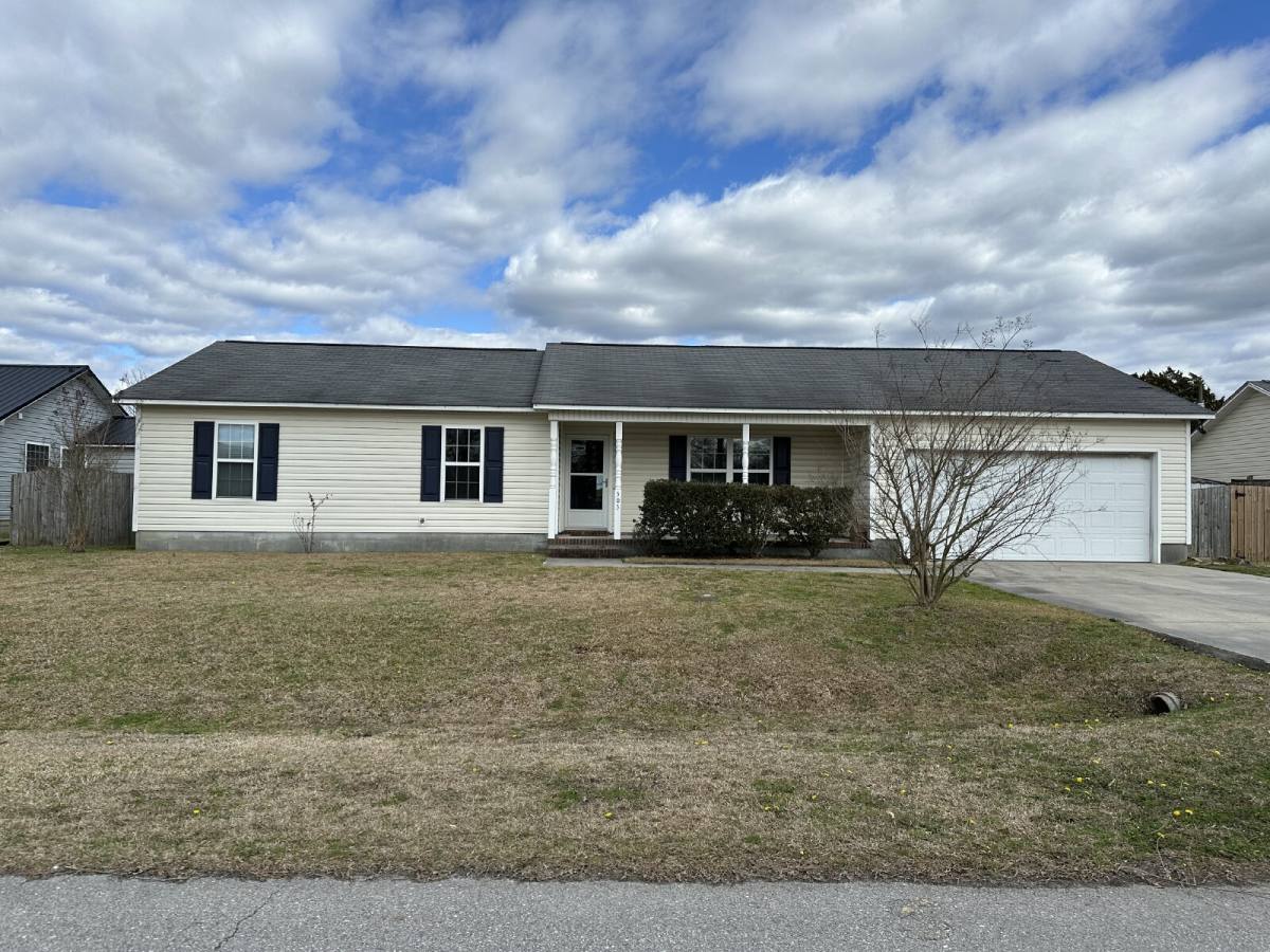 House for rent at 303 Shadyrock Path, Richlands, NC 28574