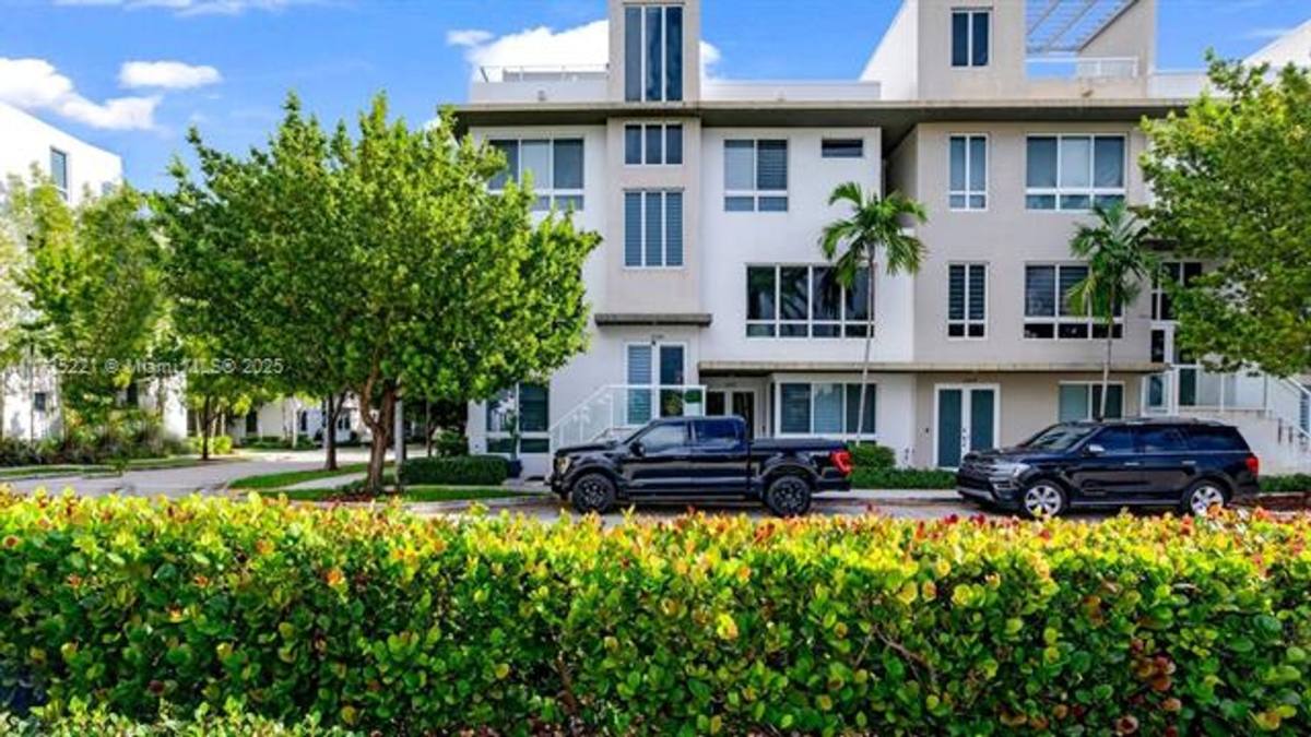 Townhouse for rent at 10545 NW 66th St, Miami, FL 33178