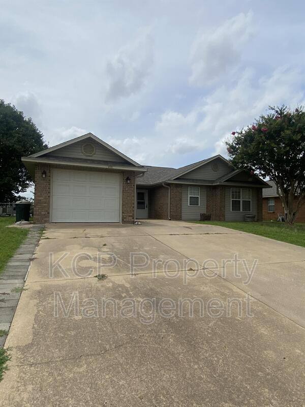 House for rent at 900 S 38th St, Van Buren, AR 72956