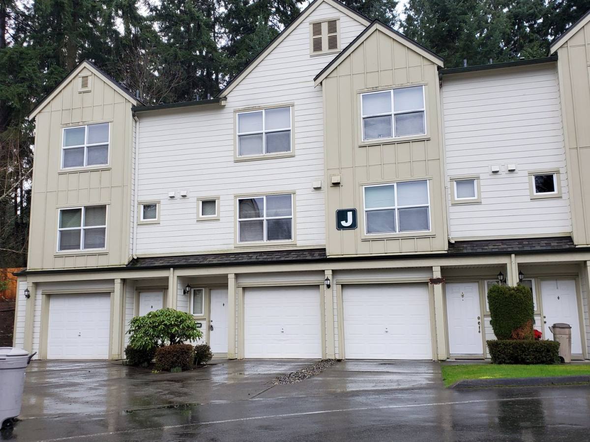 Townhouse for rent at 1600 121st St SE, Everett, WA 98208