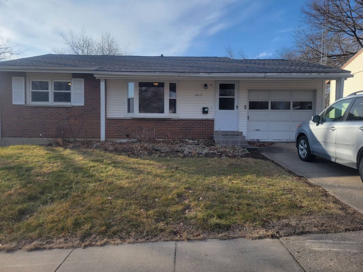 House for rent at 1019 Carver St, Iowa City, IA 52240