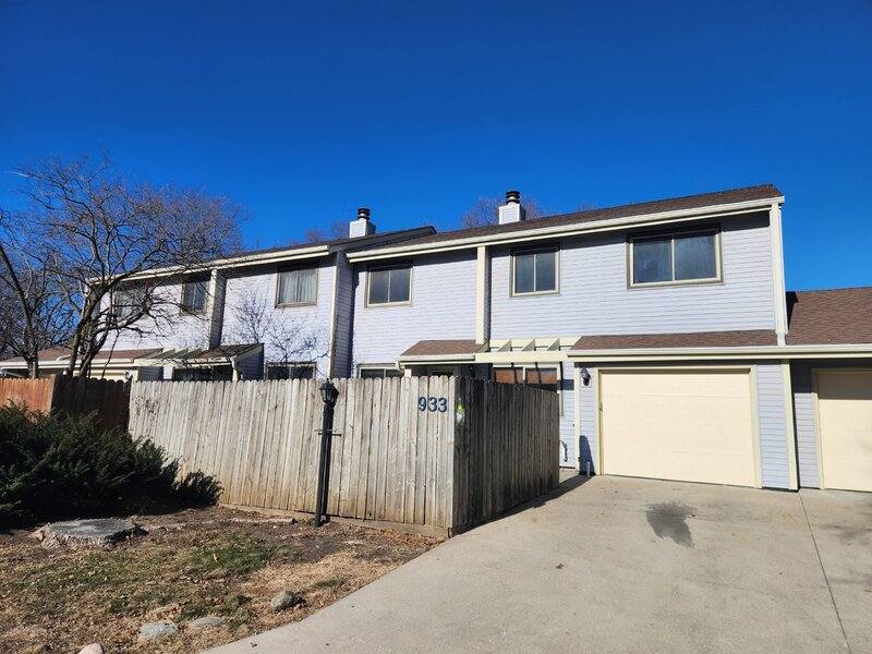 Townhouse for rent at 933 Breezewood Circle, Altoona, IA 50009