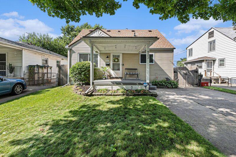 House for rent at 923 E Robert Ave, Hazel Park, MI 48030