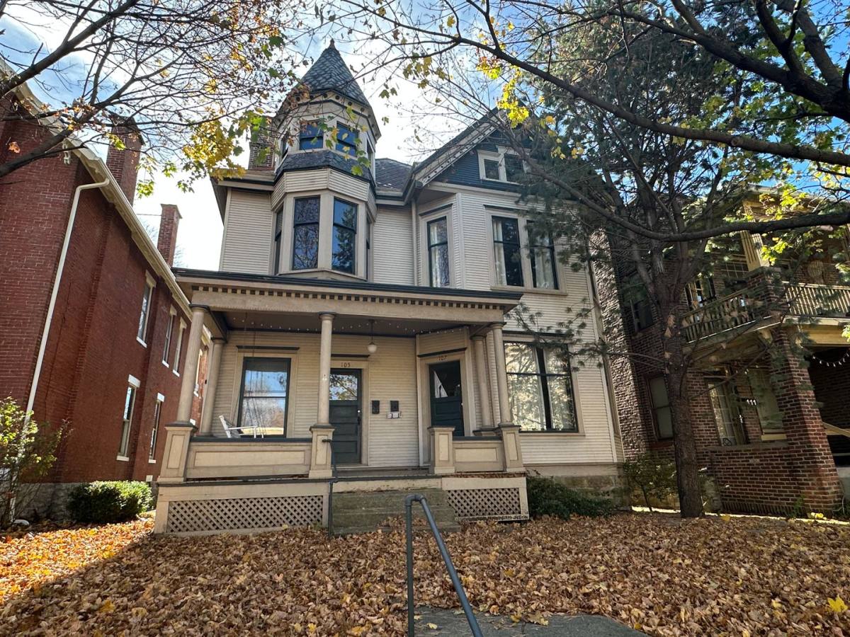 Apartment for rent at 105 W Hubbard Ave, Columbus, OH 43215