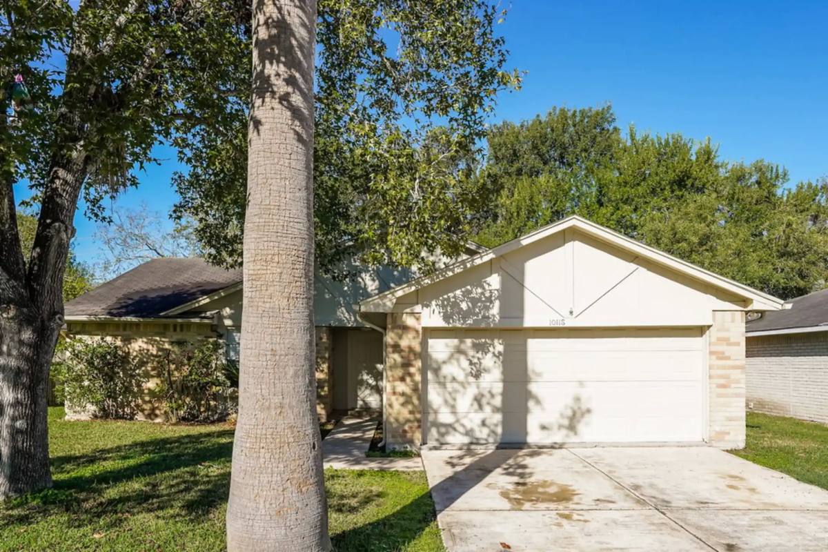 House for rent at 10118 Hollow Canyon Dr, Sugar Land, TX 77498