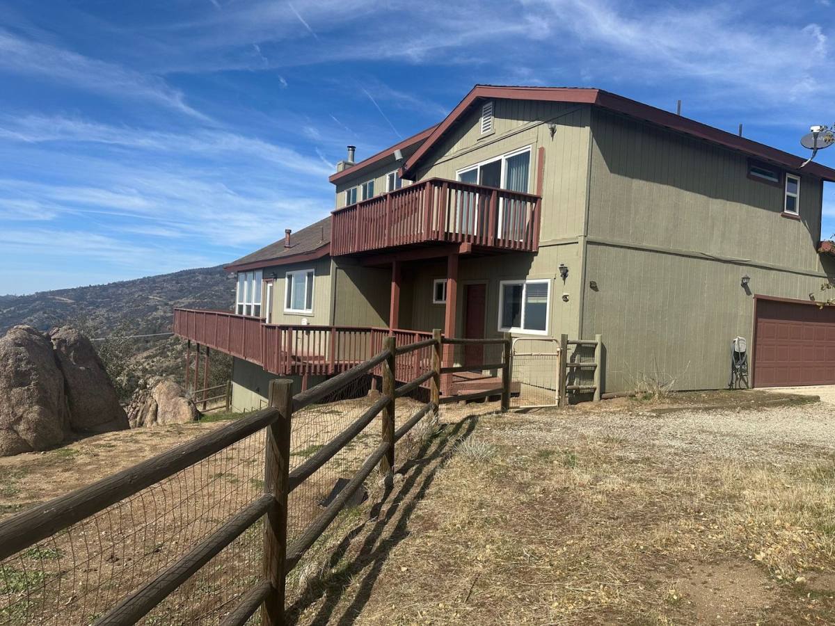 House for rent at 24230 Jacaranda Dr, Tehachapi, CA 93561