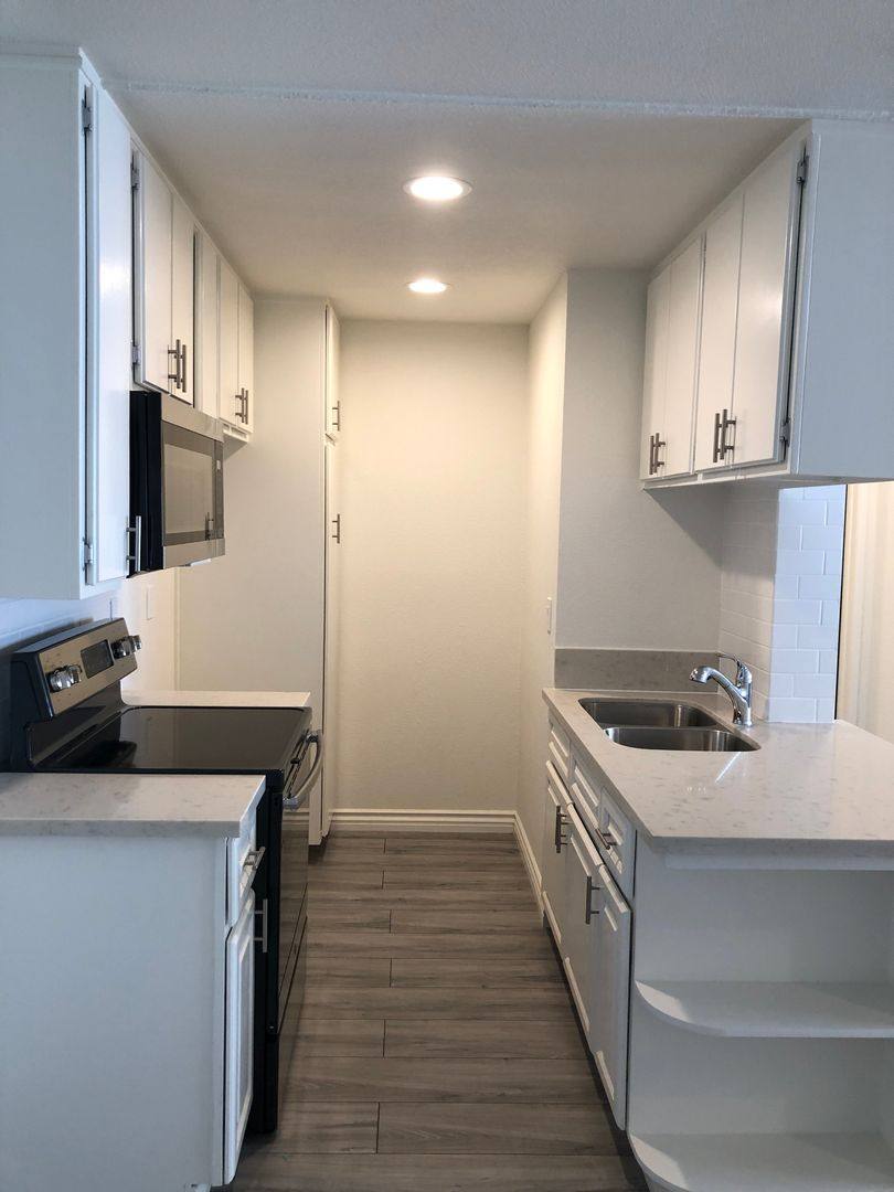 Apartment for rent at 538 S Manhattan Place, Los Angeles, CA 90020