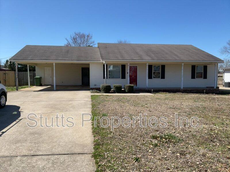 House for rent at 1920 Beverly Ave, Muscle Shoals, AL 35661