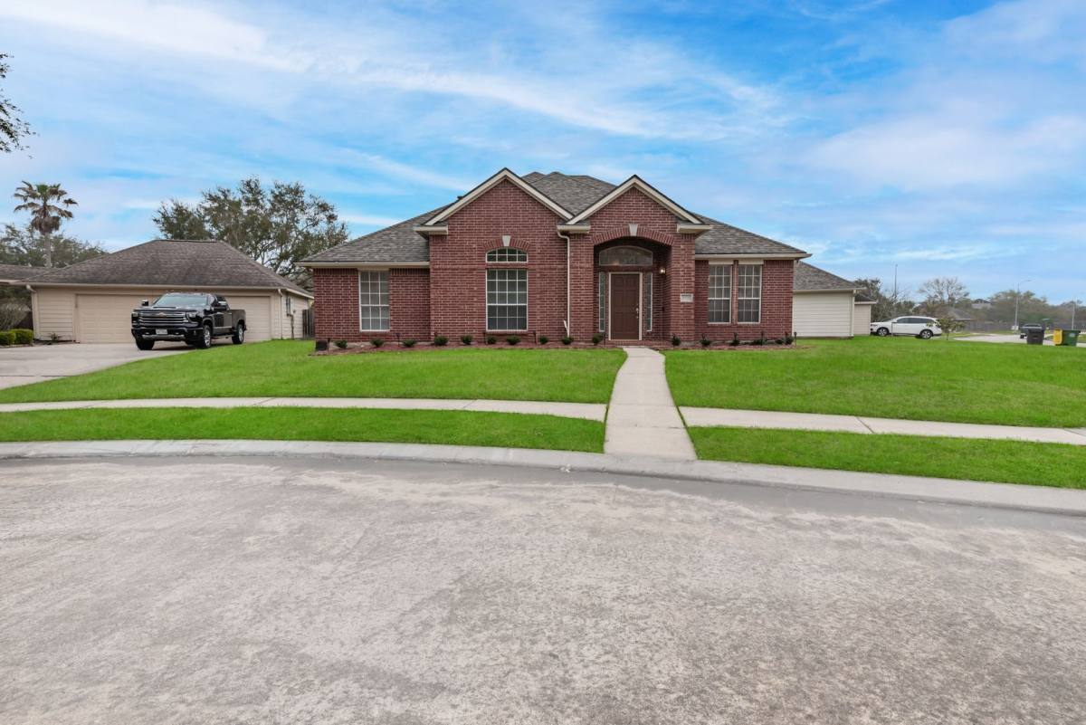House for rent at 3305 Edgewater Bend Court, Pearland, TX 77584
