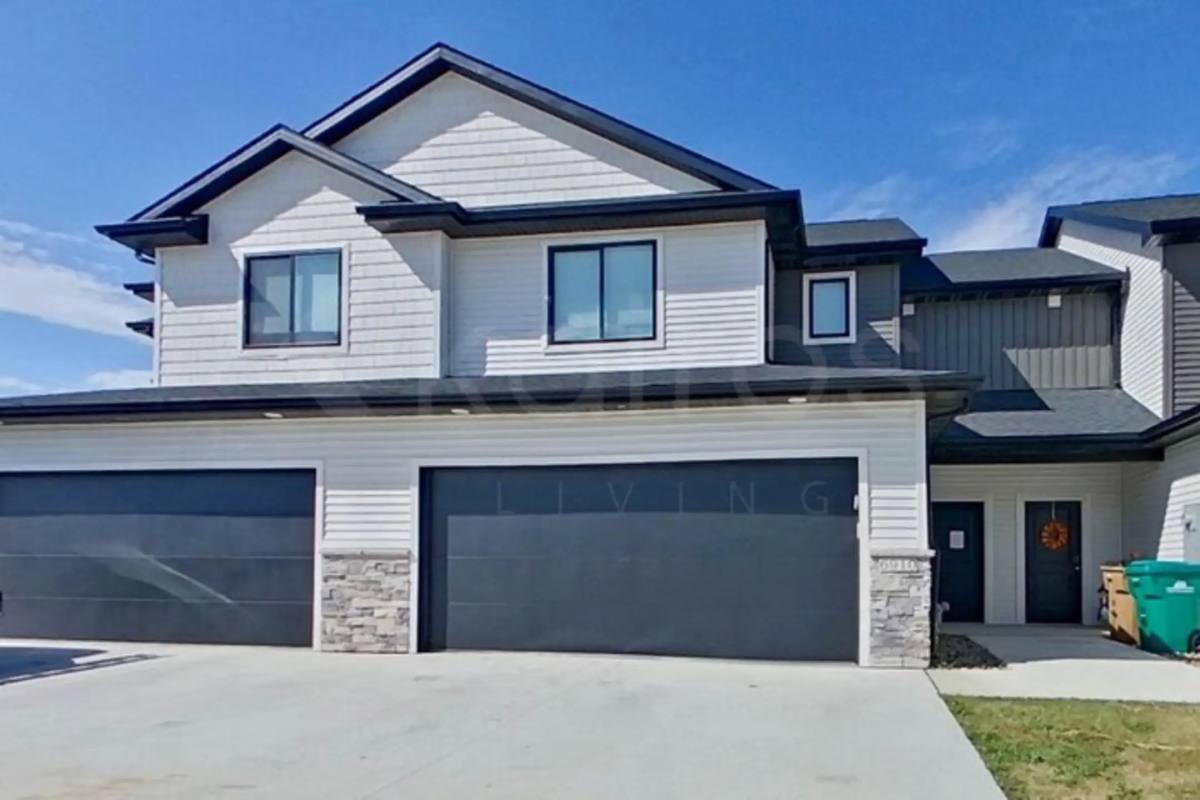Townhouse for rent at 6910 Bluebell Court, Johnston, IA 50131
